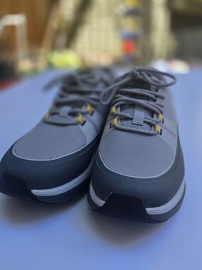 Men's Gray Athletic Sneakers with Yellow Accents - Performance Comfort